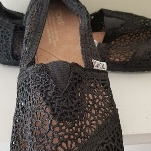 Black lace Toms